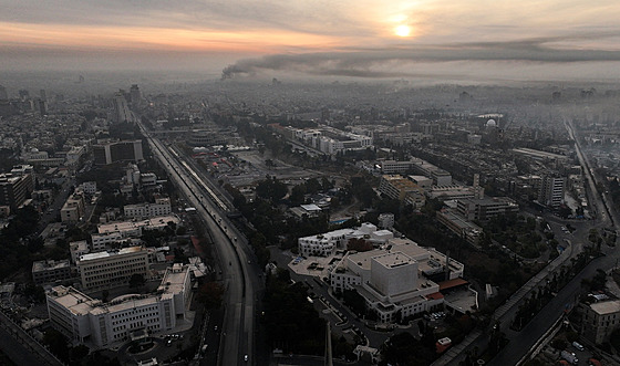 Letecký snímek ukazuje kou� po náletech v Dama�ku. Syrská observato� pro lidská...