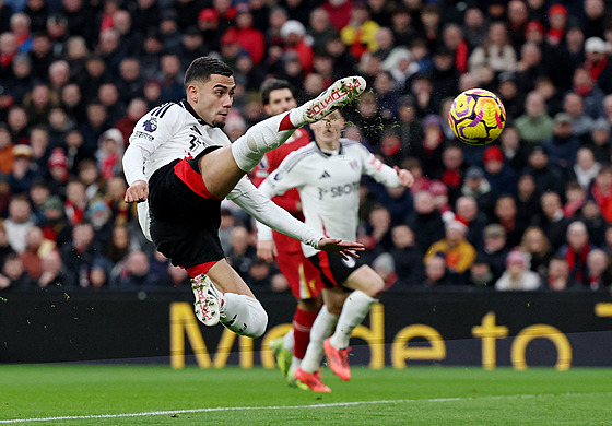 Fulhamský Andreas Pereira st�ílí gól Liverpoolu.