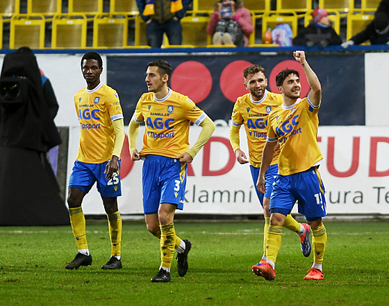 Tepli�tí fotbalisté se radují z gólu v utkání proti Slavii.