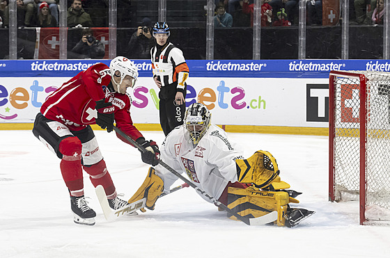 �výcar Fabrice Herzog se sna�í p�ekonat �eského branká�e �imona Zají�ka.