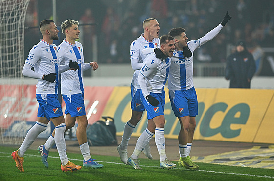 Fotbalisté Baníku se radují z prom�n�né penalty v utkání proti Slovácku.