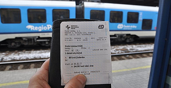 Od léta mohou cestující kupovat jízdenky DÚK v aplikaci IDOS a nyní nov také v...