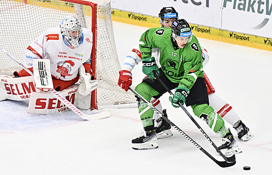 Olomoucký branká� Mat�j Machovský sleduje souboj spoluhrá�e Matou�e Men�íka s...