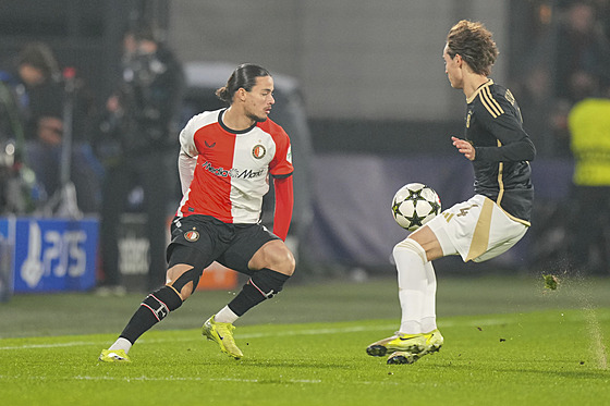 Spar�anský zálo�ník Markus Solbakken (vpravo) se sna�í zastavit akci Feyenoordu.