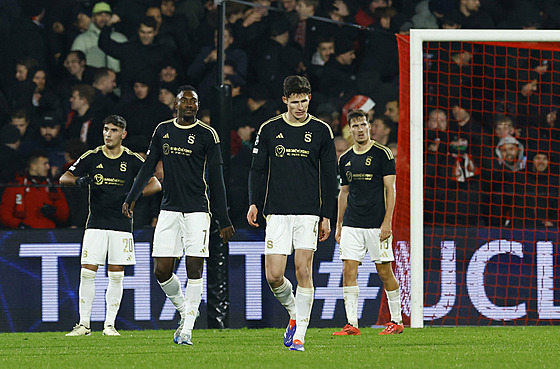 Zklamaní spar�an�tí fotbalisté po porá�ce v Lize mistr� proti Feyenoordu.
