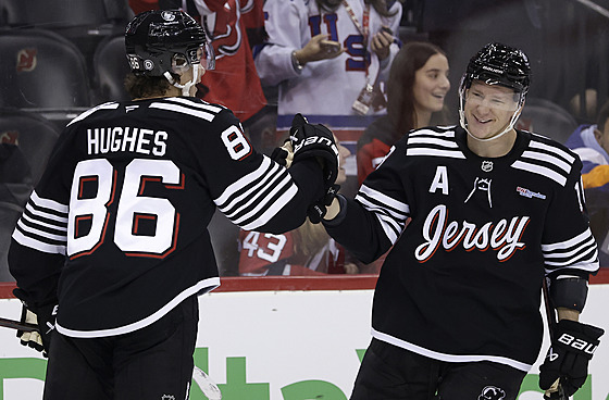 Jack Hughes (86) a Ond�ej Palát slaví gól New Jersey Devils.