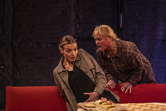 Simona Lewandovská a Pavla Tomicová v p�edstavení Lhá�ky