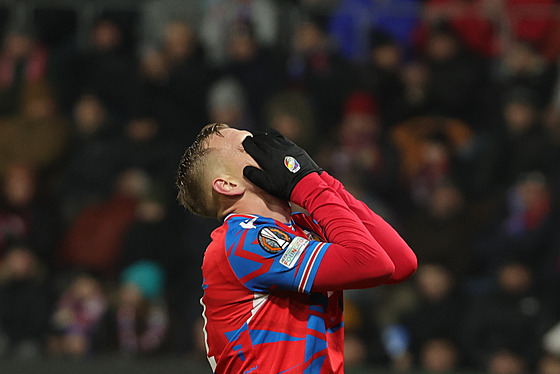 Plze�ský úto�ník Mat�j Vydra lituje nevyu�ité �ance v zápase s Manchesterem...