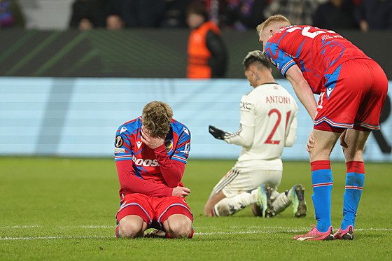 Fotbalisté Plzn� vst�ebávají t�snou porá�ku s Manchesterem United.