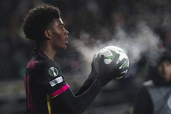 Joshua Acheampong u Chelsea b�hem velmi chladného zápasu na p�d� Astany.