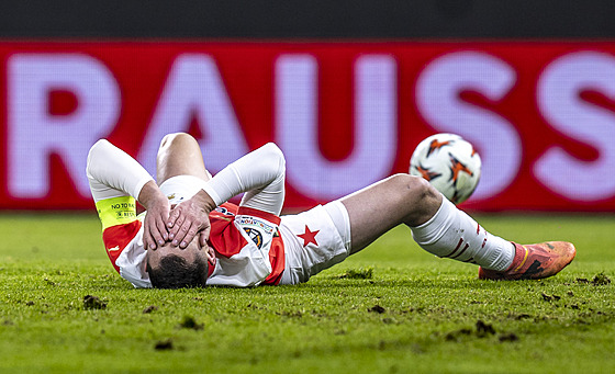 Slávistický kapitán Jan Bo�il na trávníku b�hem zápasu Evropské ligy s...