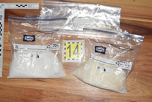 Policisté z Národní protidrogové centrály (NPC) obvinili �est lidí z obchodu s...