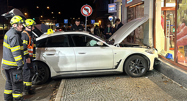 Elektroauto narazilo do supermarketu. Řidička si nevšimla, že se vůz rozjel