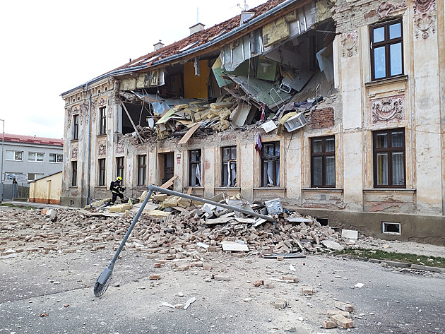 Ve Znojmě vybuchl bytový dům, hasiči vyprošťují zavaleného člověka