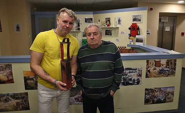 Aktivizaní pracovník Domova Alzheimer Darkov v Karviné tefan Rawek (vlevo) a...