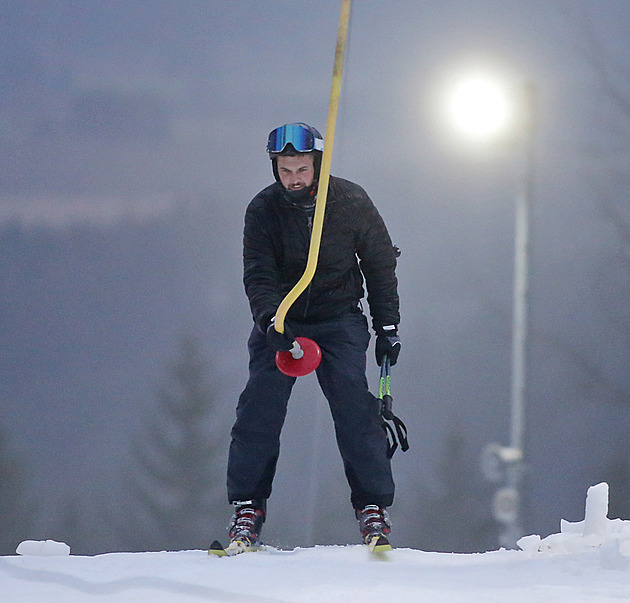 Vlek na eínku u jede. A v pondlí po setmní se na umle zasnené sjezdovce...