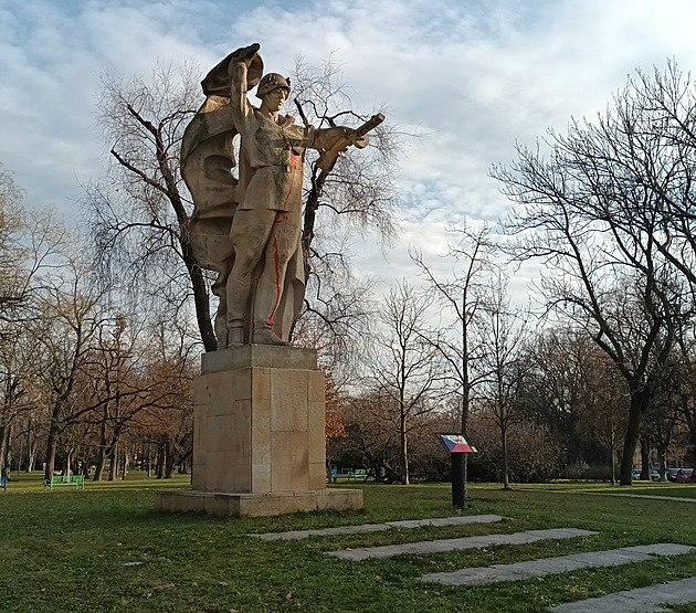 Socha sovtského vojáka v litomických Jiráskových sadech (prosinec 2024)