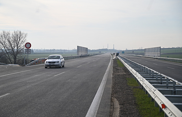 Silniái slavnostn oteveli ti úseky dálnice D55 z Babic do Bzence. (19....