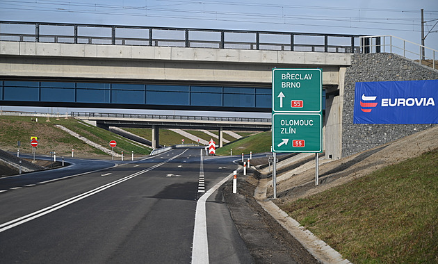 Silniái slavnostn oteveli ti úseky dálnice D55 z Babic do Bzence. (19....