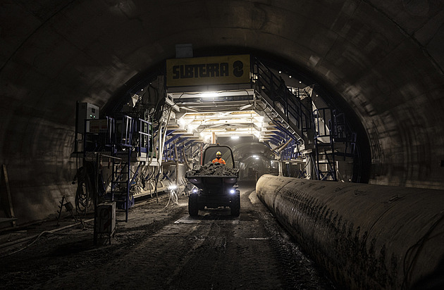 Ra�ba p�estupní stanice Pankrác na trase metra D je zhruba v polovin�. (13....