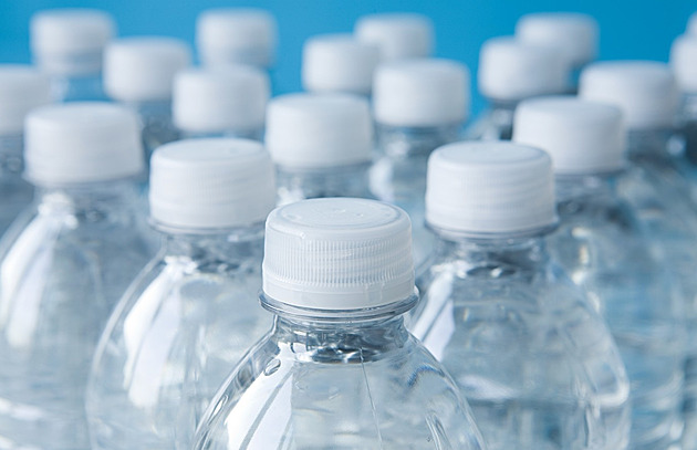 Alarmující zjištění. Vědci našli v minerální vodě škodlivé „věčné“ chemikálie