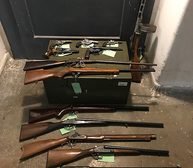 Pi domovní prohlídce policisté nali velké mnoství palných zbraní.