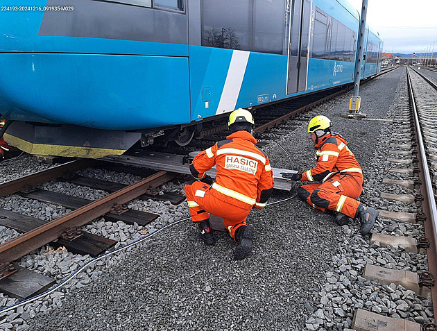 V Uherském Brodě vykolejil vlak. Nehoda je bez zranění, omezení skončilo