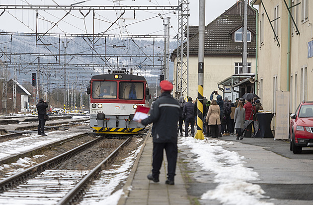 Cestující na Valašsku musejí počítat s výlukami. Místo vlaků jezdí autobusy