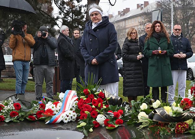 Lékaka Jana Pometlová (ena v popedí s elenkou) musí ekárnou, kde ped pti...