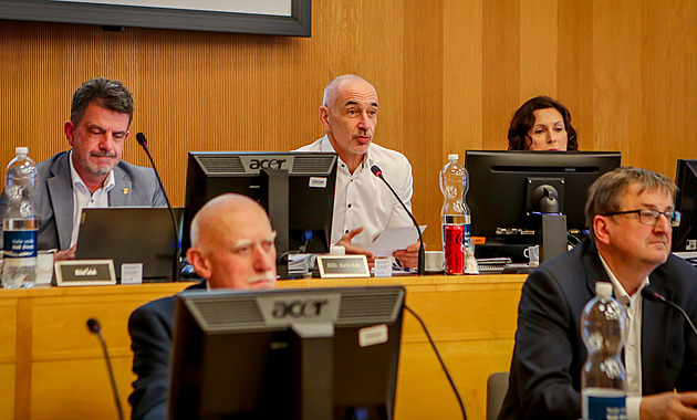 Nepesvdte m, abych te hlasoval o tom, e musme hned zat s pestavbou Domu umn. Ale teba si pt rok v debat ekneme, jak een kolem nj najdeme, uvedl radn a jihoesk hejtman Martin Kuba (ODS).