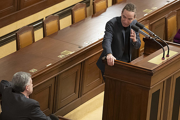 Pirátům vadí smlouva s Vatikánem a snaha ututlat zneužívání dětí v církvi
