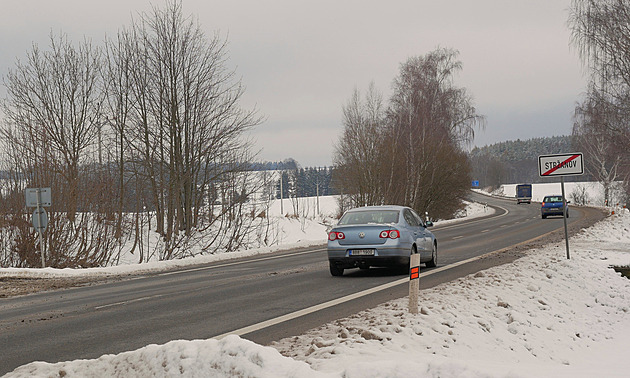 Vytíený tah mezi árem a jeho místní ástí Stranov eká pítí rok oprava....
