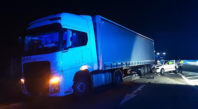 idika v osobním voze na D1 u Mína narazila do patn odstaveného kamionu.