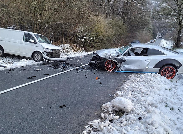 Nehoda vozu audi a dodávky na Orlickoústecku. Oba idii pi nehod utrpli...