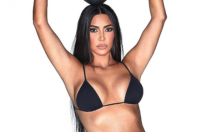 Po podprsence s bradavkami šokuje Kardashianová sádrou s podpatkem