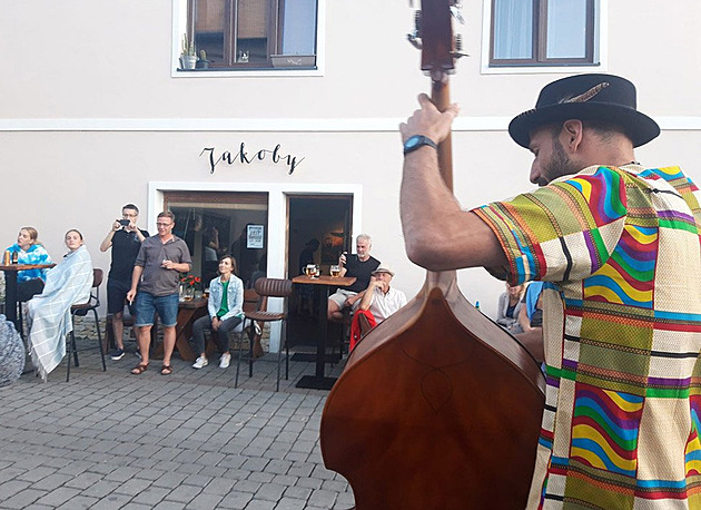 Kavárna Jakoby se za pt let stala neoficiálním centrem alternativní kultury v...