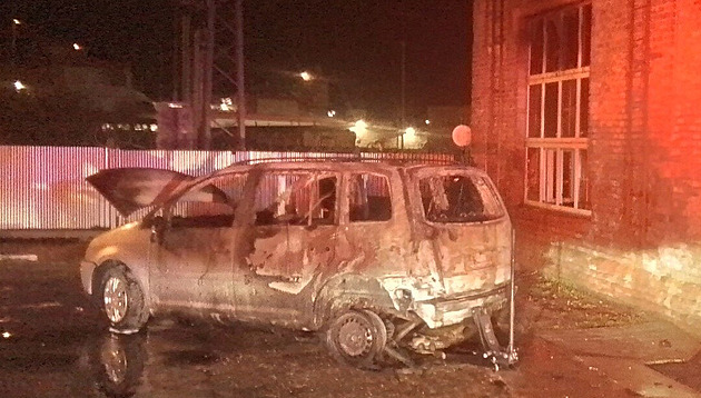 V olomouckém autoservisu zaalo hoet jedno z aut, poár nakonec poniil dalí...