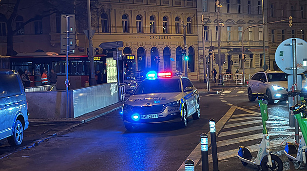 Policie uzavřela náměstí Míru. Místo bomby našla prázdný futrál na housle