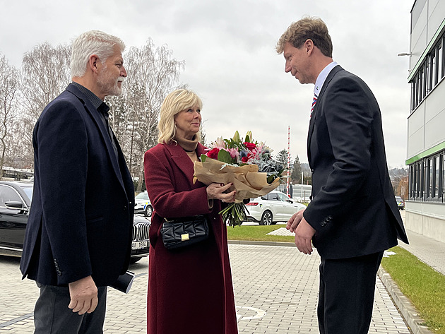 Prezident Pavel na Jičínsku navštívil firmu, v opravené sýpce vyslechl koncert