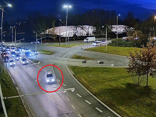 Policisté hledají �idi�e vozu, který jel ve sm�ru od Pardubic a pokra�oval...