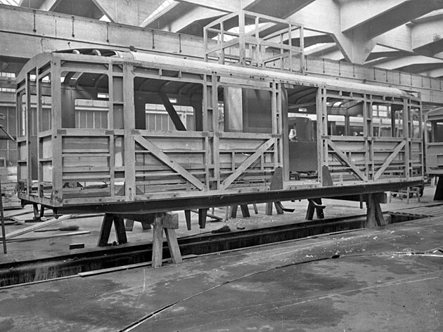 D�ev�n� kostra motorov�ho vozu M120.3 b�hem stavby v kop�ivnick� Tat�e