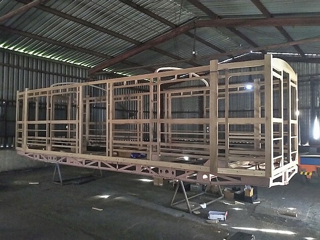 Sestaven� d�ev�n� kostra motorov�ho vozu M120.324, kv�ten 2024