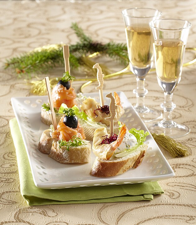 Lososov tapas chlebky s ernou olivou a eichou