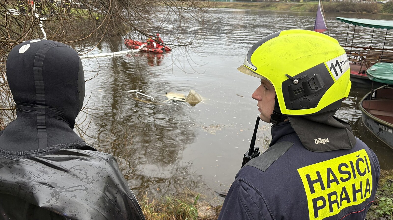Hasiči vytahovali z Vltavy potopenou loď jeřábem, pomáhali i potápěči