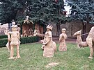 Betlm v Doksanech. Tvo ho figury v ivotn velikosti ze sena. (prosinec 2024)
