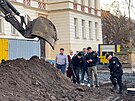 Vyetovatel zaali vykopvat kostern ostatky nalezen v Praze bagristou