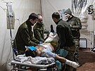 Zdravotníci pe�ují o zran�ného ukrajinského vojáka, který se ú�astní boj� u...