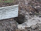 Munici objevili dlnci pi vkopu dry pro sloupek. Je vidt okolo v bahn.