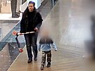 �ena v obchodn�m centru na pra�sk�m Chodov� sebrala pen�ze, kter� ztratil mu�,...
