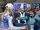 Ester Ledecká objímá servismana Guntrama Mathise po vít�zství v super-G p�i...